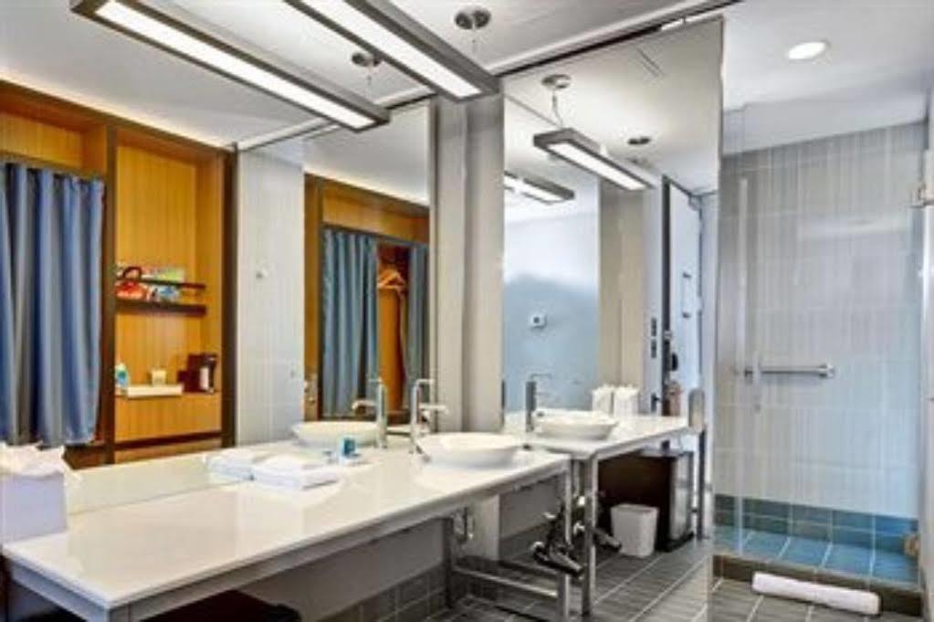 Aloft Richmond West Hotel 3*